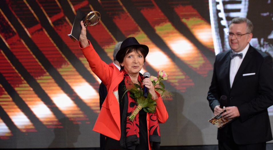 Honorowy Złoty Mikrofon otrzymała Halina Kunicka, która z Polskim Radiem związana była od początku kariery (fot. I. Sobieszczuk/TVP)