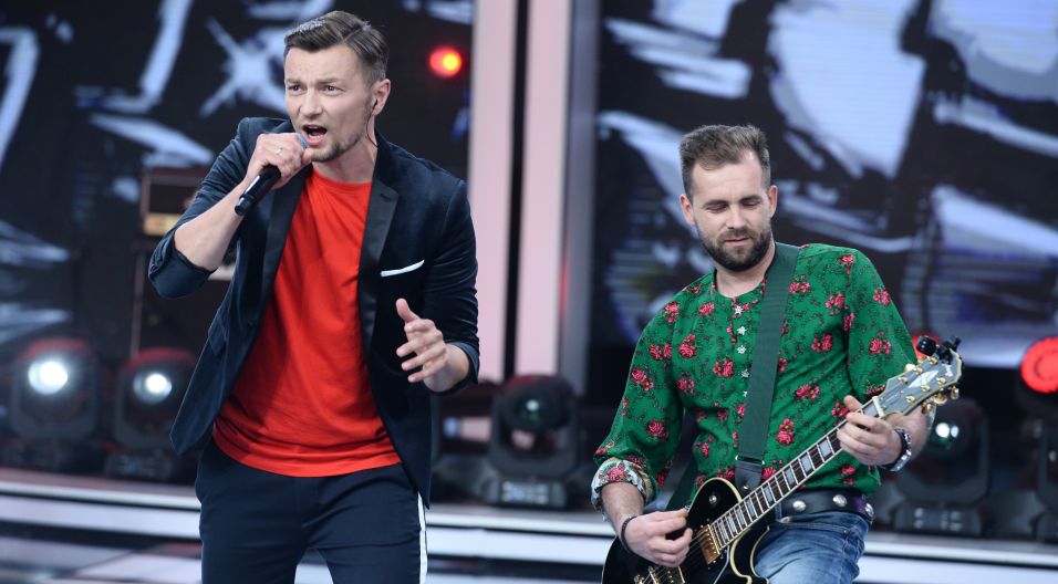 Piłkarskie emocje doskonale zna Liber i zespół InoRos. Ich piosenka „Czyste szaleństwo” ponownie zagrzewała piłkarzy do walki (fot. J. Bogacz/TVP)