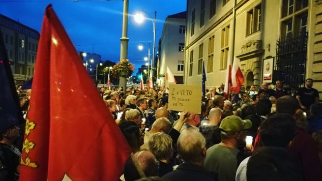 Pod budynkiem Sądu Okręgowego w Gdańsku odbywały sie osrtatnio protesty związane z reformą sądownictwa (fot. @lukaszbejm / Twitter)