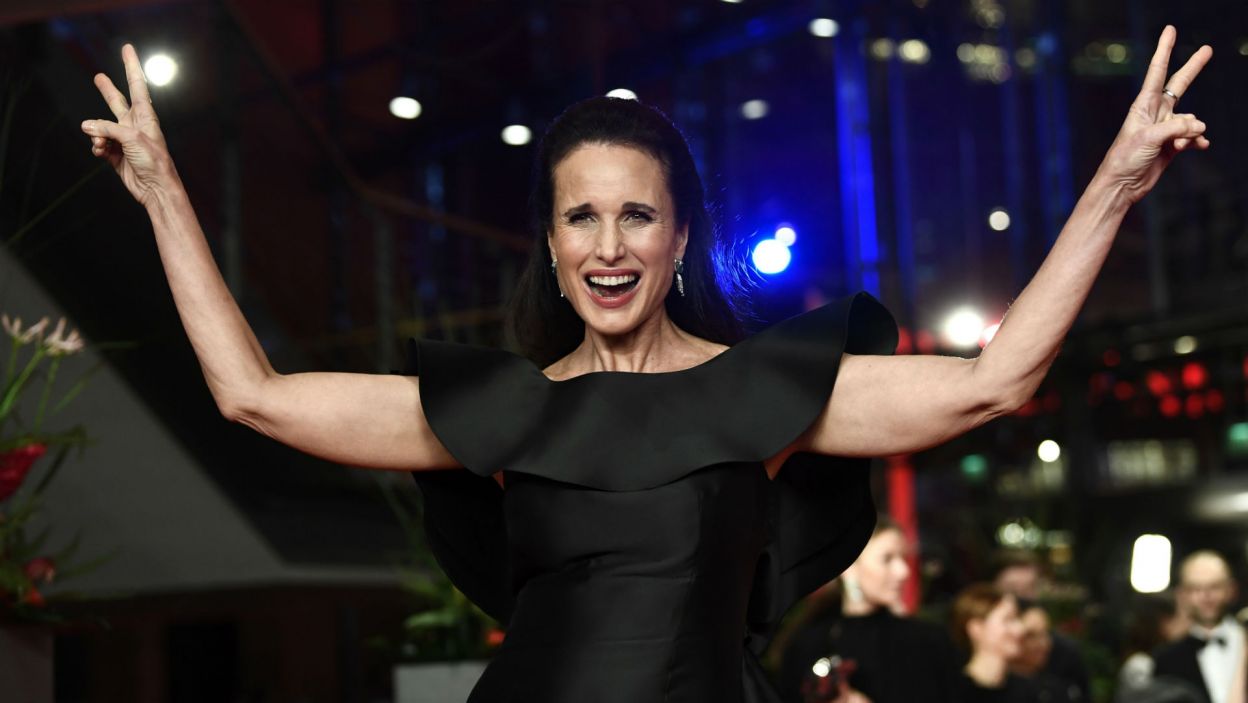 Andie MacDowell na czerwonym dywanie (fot. PAP/EPA/FILIP SINGER)