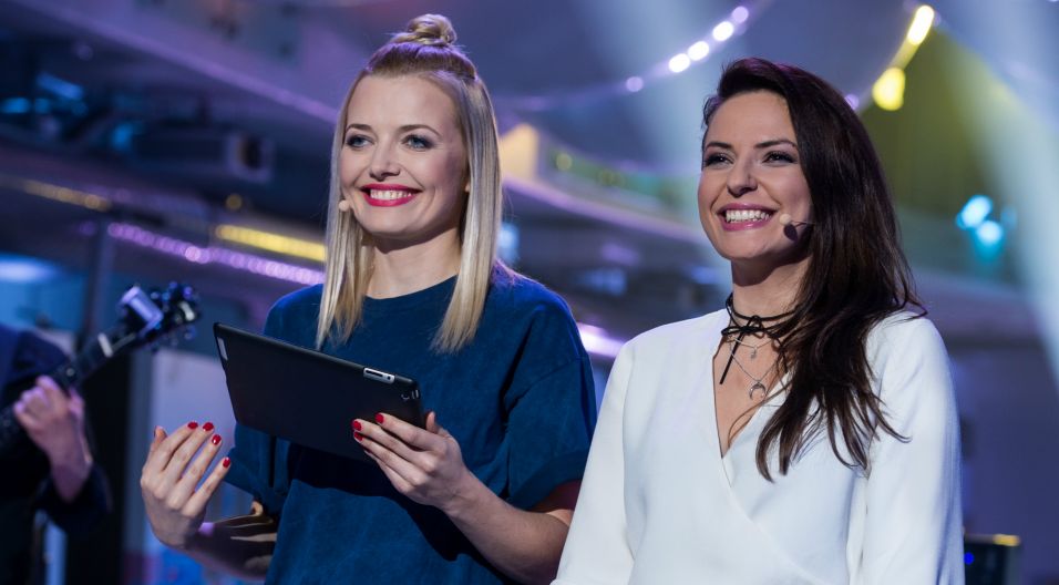 Anna Butrym i Anna Maciejewska prowadzą program i kibicują wykonawcom (fot. Jan Bogacz/TVP)