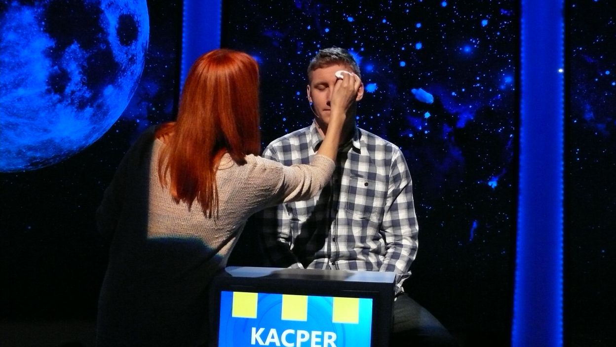 Pan Kacper w skupieniu przygotowuje się do wyzwania gry w 13 odcinku 107 edycji