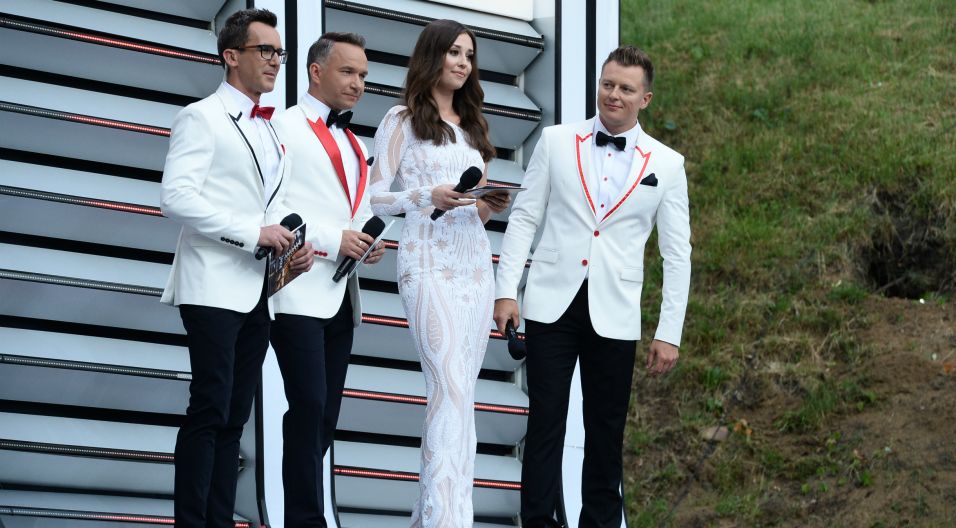 Artystów na scenie oraz piłkarzy na boisku, dopingowali konferansjerzy w pełnym składzie: Maciej Kurzajewski, Rafał Patyra, Izabella Krzan oraz Rafał Brzozowski (fot. J. Bogacz/TVP)