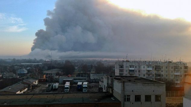 Ogień zajął magazyny, w których przechowywane są pociski m.in. do systemów rakietowych (fot.EPA/UKRAINIAN STATE EMERGENCY SERVICE)