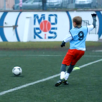 Zawodnik neutralny zagrywający piłkę zza linii bocznej boiska (fot. extratime.tvp.pl)