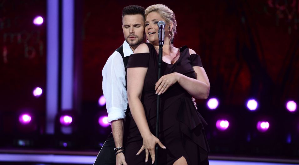 „Czy te oczy mogą kłamać?” – pytali ze sceny Elżbieta Romanowska i Marek Kaliszuk (fot. Jan Bogacz/TVP)