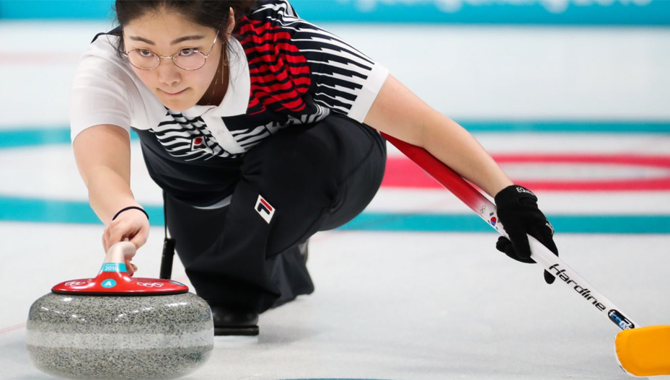 Reprezentantka Korei Płd. w curlingu Jang Hyeji zainagurowała igrzyska (fot. PAP/EPA/Javier Etxezarreta)
