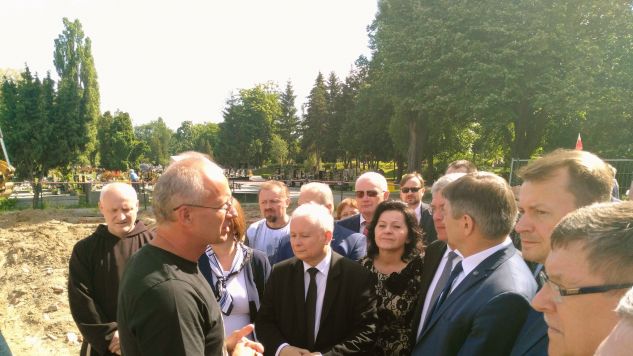 Jarosław Kaczyński odwiedził Łączkę (fot. Maciej Swirski/Twitter)