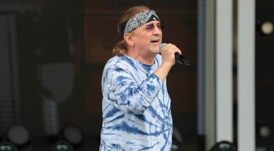 Na próbie Marek Piekarczyk wygląda dość łagodnie jak na pieśniarza rockowego (fot. Natasza Młudzik/TVP)