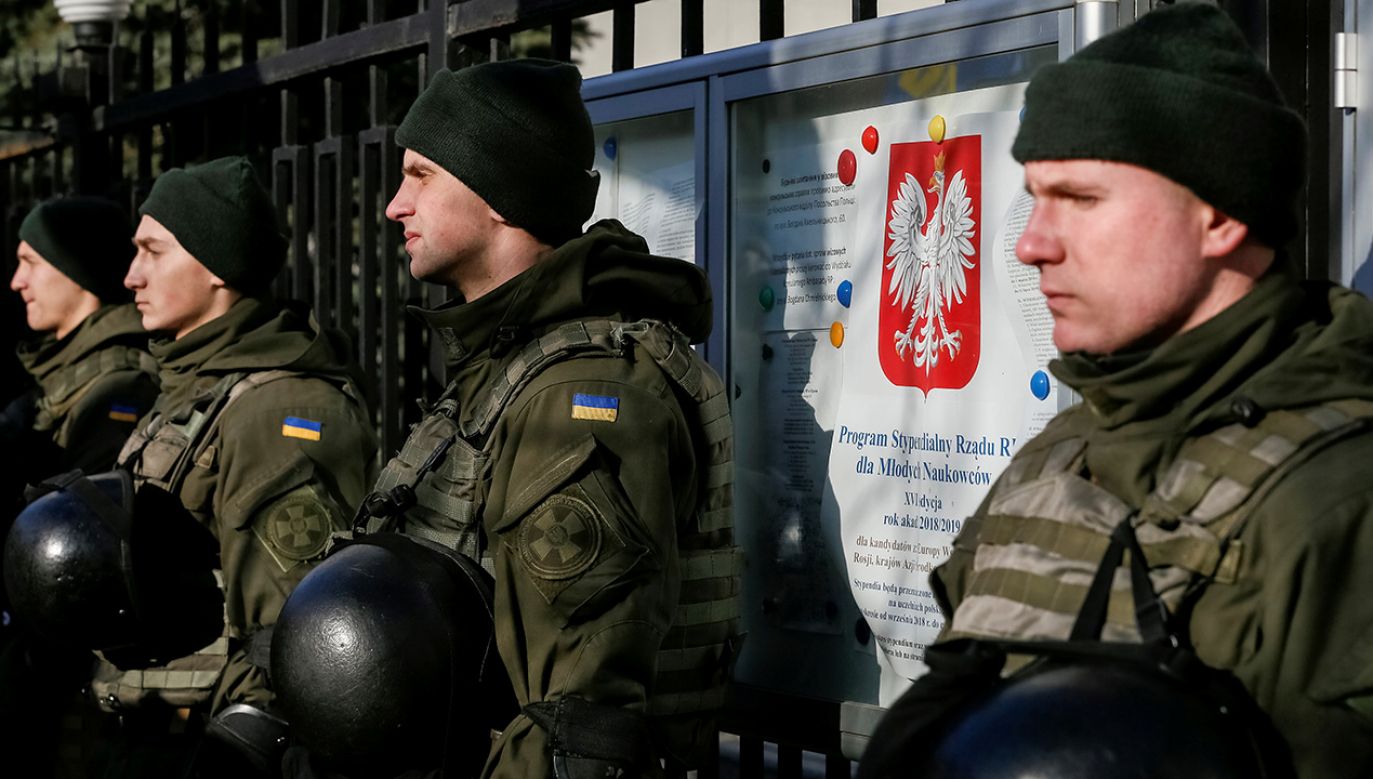 Ukraińska Gwardia Narodowa przed Ambasadą Polski w Kijowie podczas protestów w związku z ustawą IPN (fot. REUTERS/Gleb Garanich)