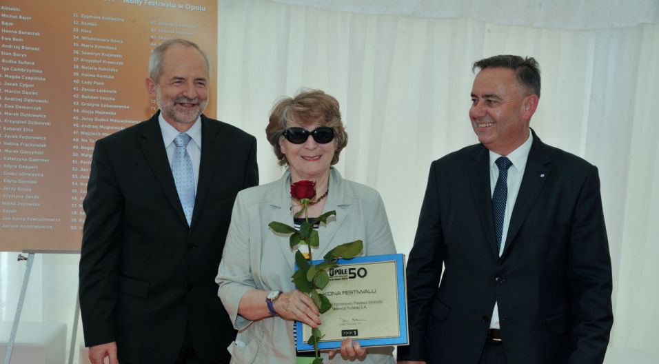 Irena Santor odbiera jubileuszową nagrodę (fot. Ireneusz Sobieszczuk/TVP)