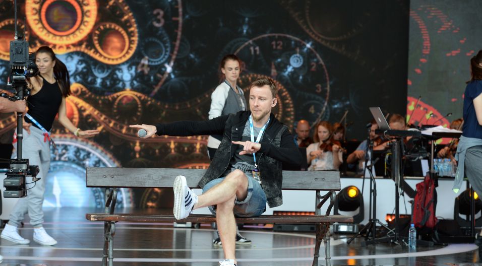 Piotr Kupicha ćwiczy swoje umiejętności taneczne (fot. Jan Bogacz)