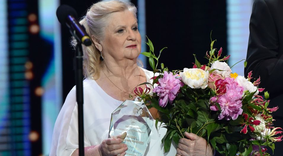 Podczas koncertu Stanisława Celińska otrzymała Honorowy Złoty Mikrofon, nagrodę Narodowego Centrum Polskiej Piosenki oraz nagrodę „Superekspresu” (fot. I. Sobieszczuk/TVP)