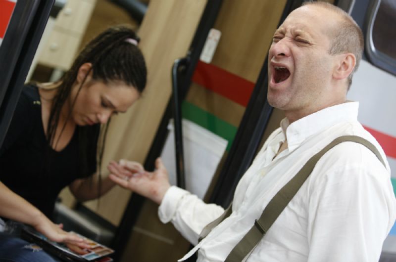 Mariusz Kiljan ujawnia swój talent wokalny (fot. Monika Zielska/TVP)