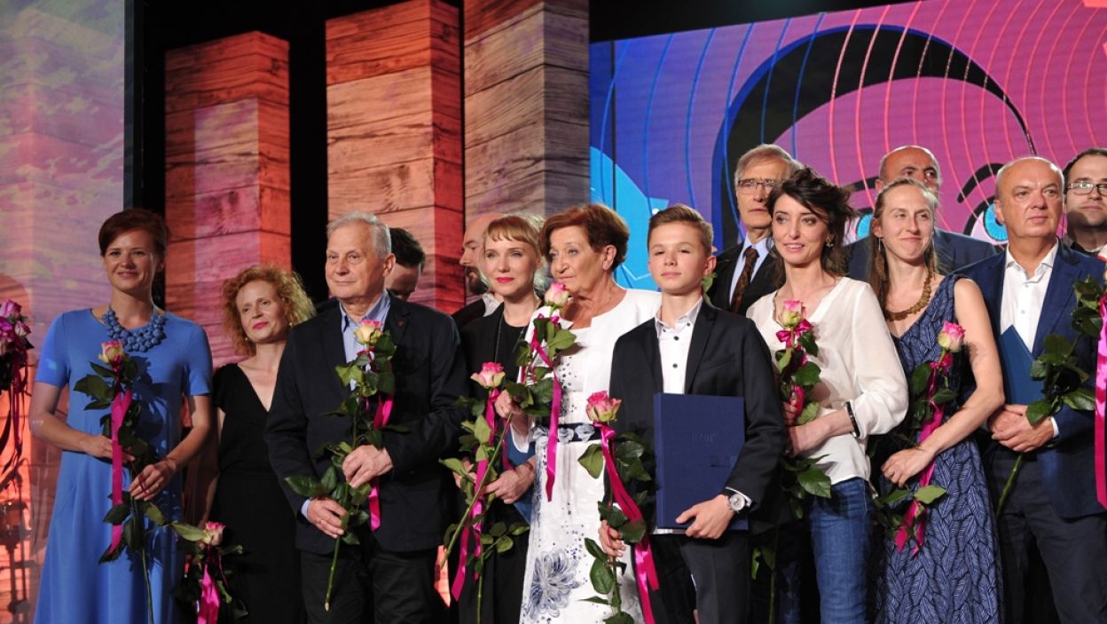 Laureaci na wspólnej, pamiątkowej fotografii (fot. N. Młudzik/TVP)