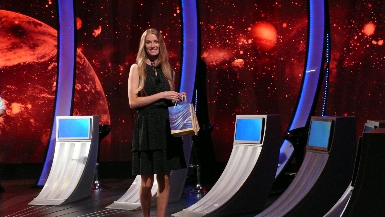 Pani Sylwia czeka na uroczystą chwilę wręczenia nagród finalistom