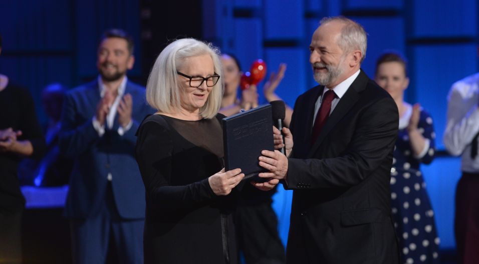 A na koniec gali uroczyste wręczenie specjalnej nagrody. Grand Prix 52. KFPP w Opolu dla Magdy Umer (fot. I. Sobieszczuk/TVP)