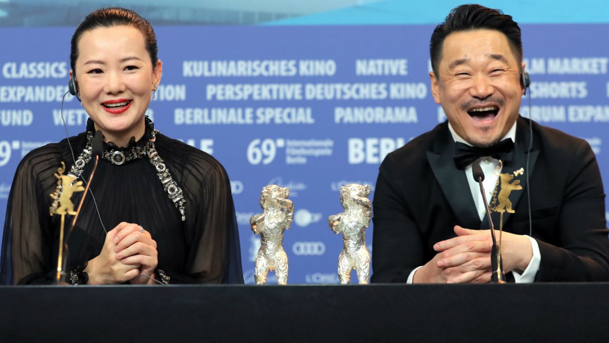 Yong Mei i Wang Jingchun ze Srebrnymi Niedźwiedziami dla najlepszych aktorów (fot. EPA/HAYOUNG JEON)
