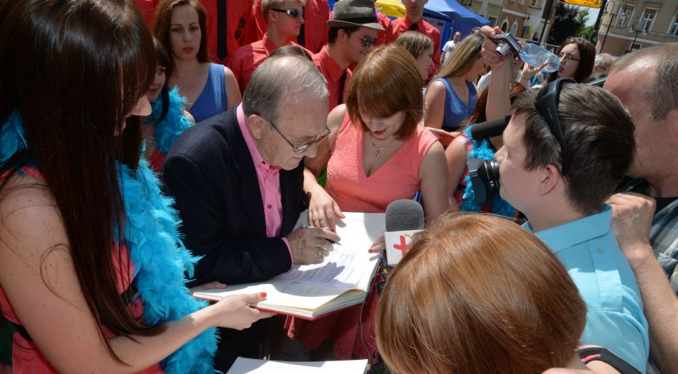 Podczas uroczystości nie mogło zabraknąć podpisywania autografów (fot. TVP)