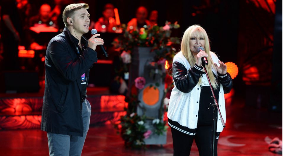 Obok Jubilatki – liczni goście – popularni wokaliści i zespoły, którzy uświetnią jubileusz, wykonując przeboje Maryli Rodowicz w duetach z nią, lub przedstawiając autorskie wersje piosenek z jej repertuaru. (fot. TVP/ Jan Bogacz)