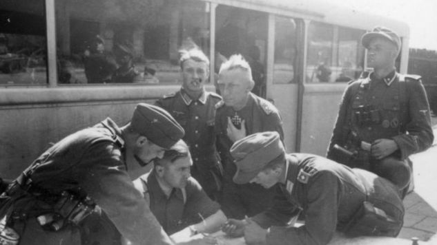 Cywilów mordowano z broni maszynowej oraz wrzucano granaty do domów (fot.WBH/Twitter)