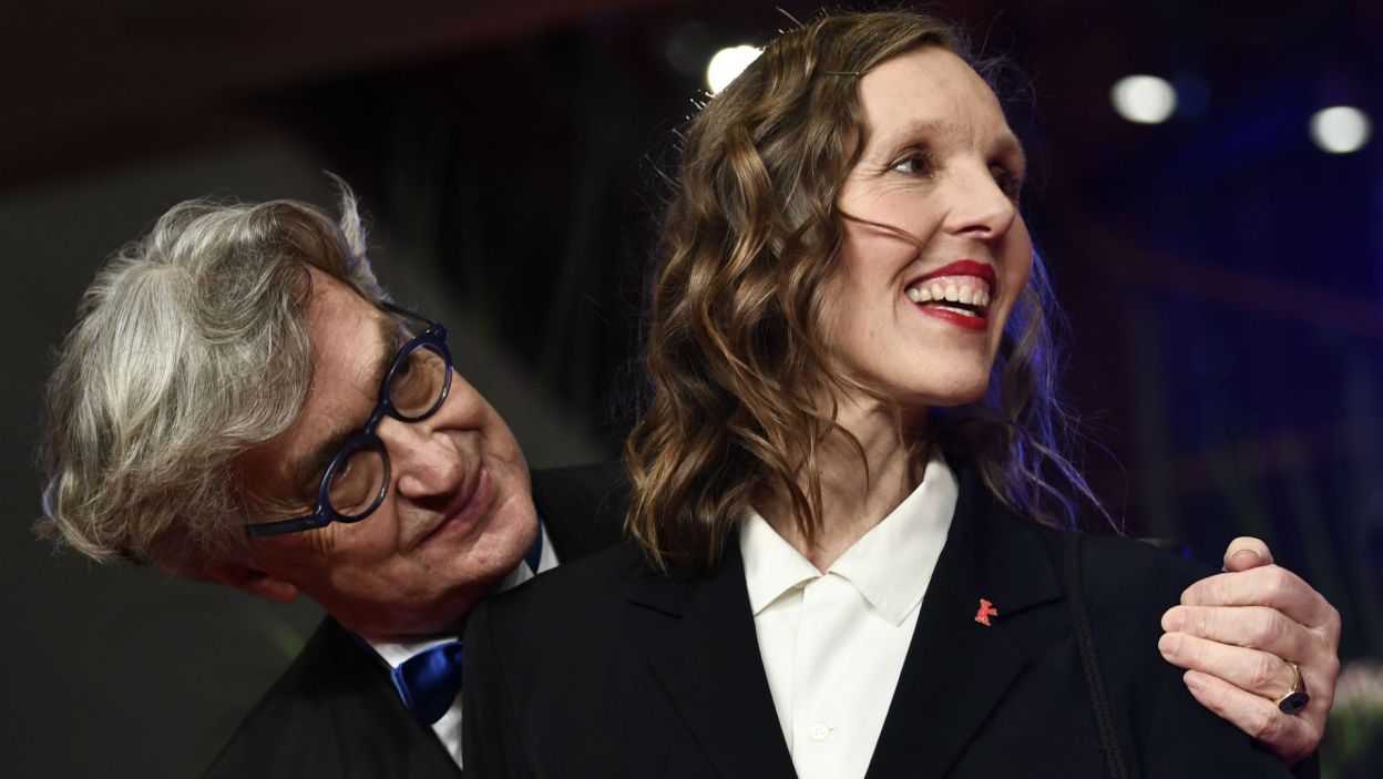 Festiwal Berlinale jak co roku przyciąga gwiazdy. Reżyser Wim Wenders z żoną Donatą (fot. PAP/EPA/FILIP SINGER)