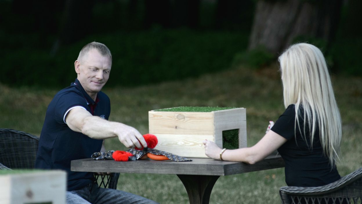 Marek zagrał z kandydatkami w grę w ciemno (fot. TVP)