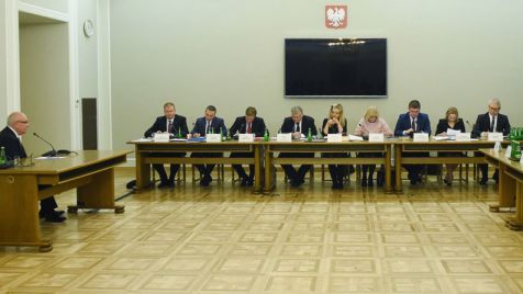 Dariusz Różycki (L) oraz członkowie komisji śledczej ds. Amber Gold (fot. PAP/Radek Pietruszka)