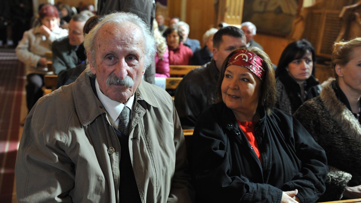 Mimo 90 lat, gwiazda aktora nadal nie gaśnie. Kolejną falę popularności przyniosła mu rola Stacha Japycza w jednym z najbardziej hitowych seriali ostatnich lat „Ranczu” (Kadr z serialu „Ranczo”, fot. Jan Bogacz/TVP)