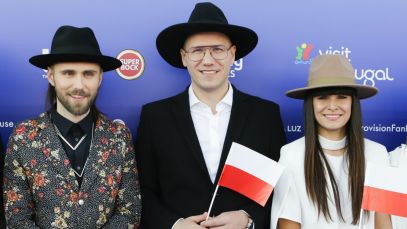 Na niebieskim dywanie!