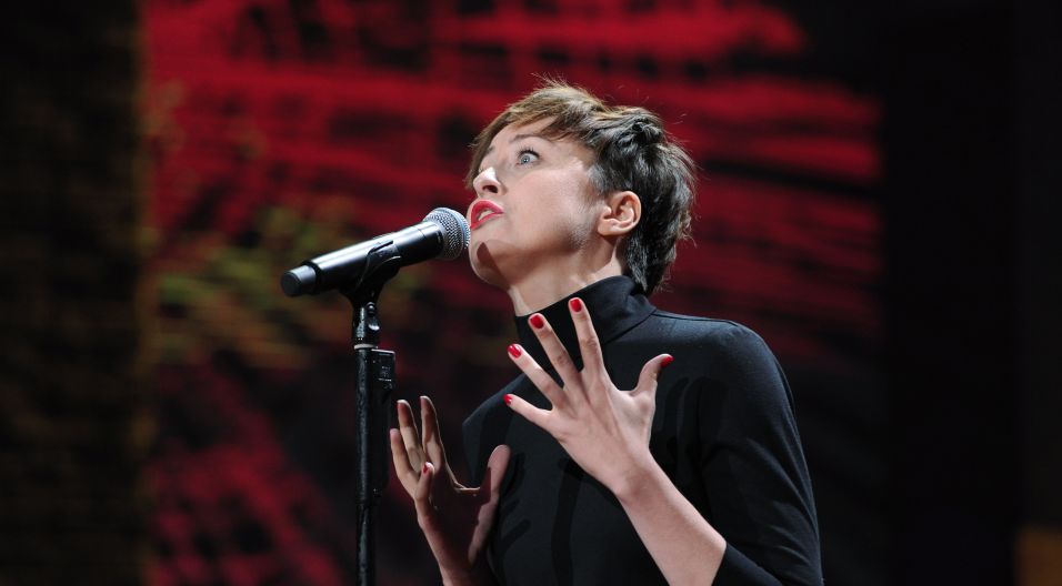 W wielkiej pieśni „S.O.S.” Natalia Przybysz (fot. J. Bogacz/TVP)