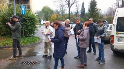 Rodzina rozkleja plakaty z wizerunkiem Pana Gustawa