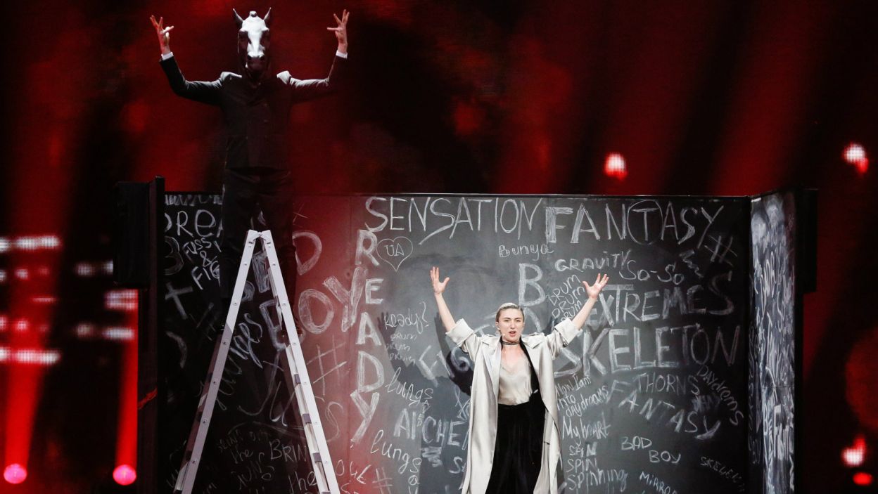 Azerska wokalistka Dihaj na scenie wystąpiła z tajemniczym mężczyzną z głową konia. Utwór „Skeletons” nie zrobił jednak furory i piosenkarka zajęła 16. miejsce (PAP/EPA/SERGEY DOLZHENKO)