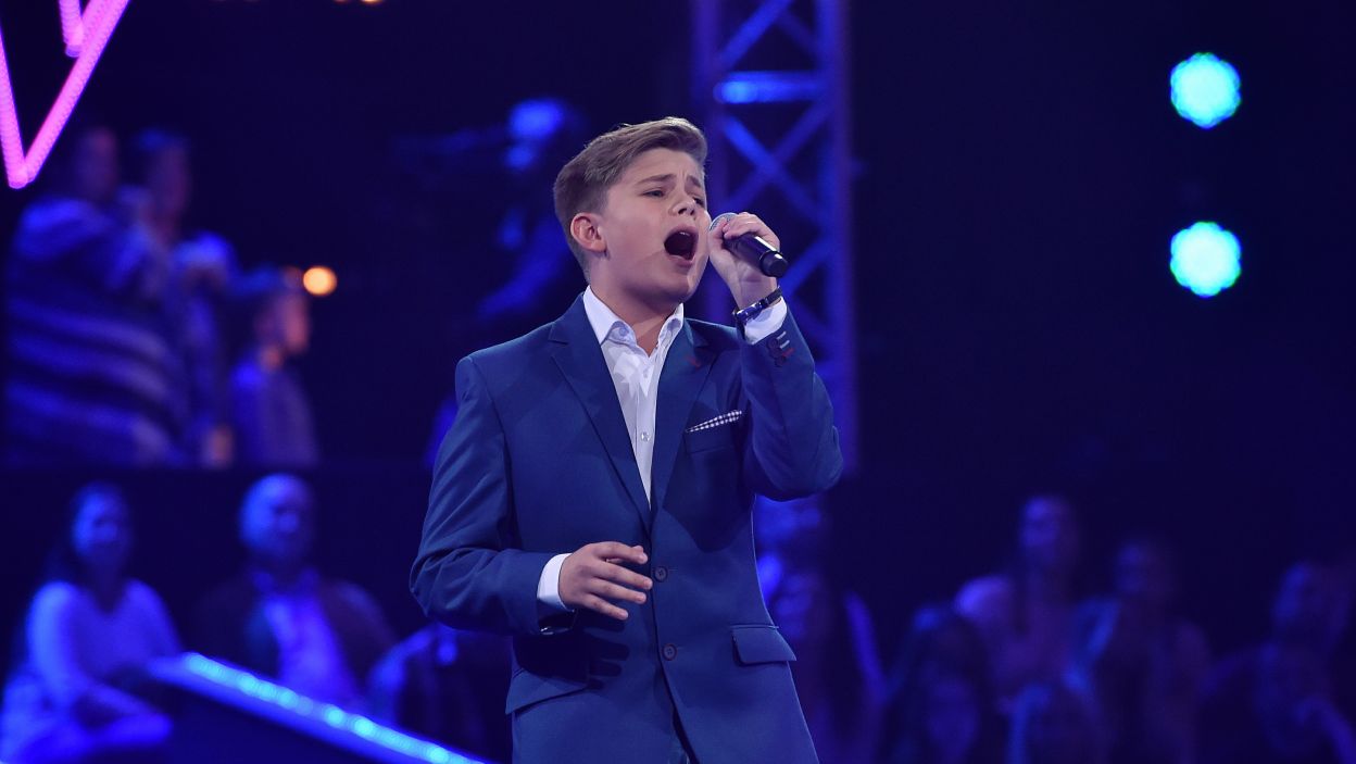 Podobnie jak Elton John w utworze „Your song”, Mateusz Gędek miał nam do zaoferowania tylko piosenkę, ale to wystarczyło, by dostać się do programu? Czy wystarczy również, by przejść do finału? (Fot. I. Sobieszczuk/TVP)