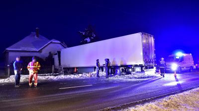 Wypadek polskiej ciężarówki. Zima na Węgrzech nie odpuszcza - TVP Info
