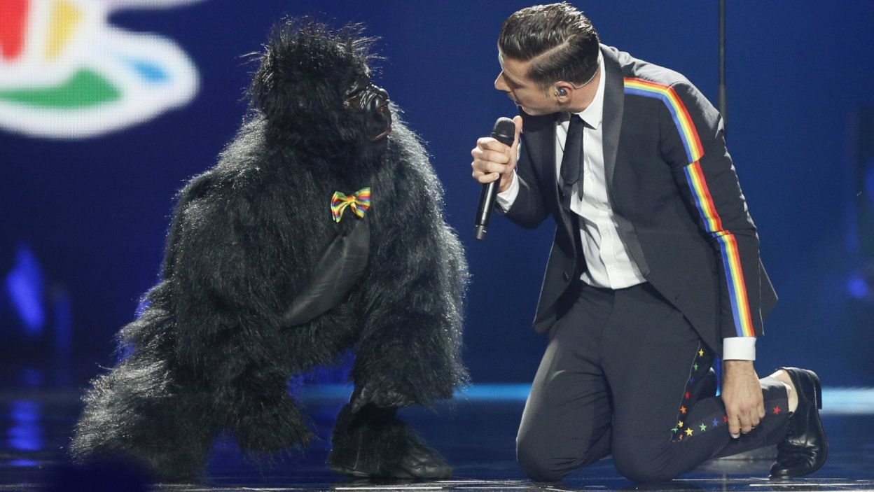 Jeden z faworytów, zwycięzca festiwalu w San Remo, Francesco Gabbani na scenie wystąpił z małpą. Nic to jednak nie dało i Włoch zajął 6. miejsce (PAP/EPA/SERGEY DOLZHENKO)