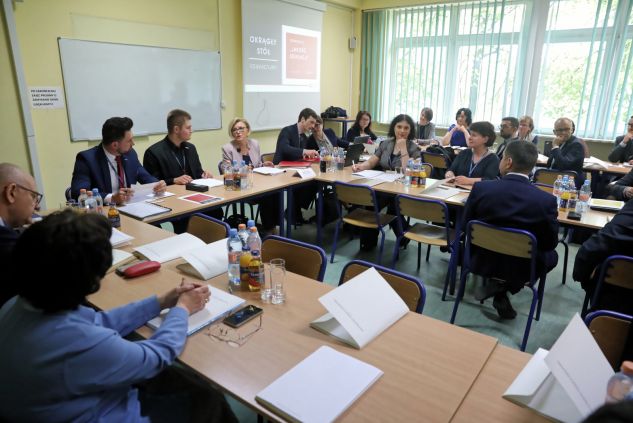 Obrady drugiej tury debaty przy okrągłym stole edukacyjnym w Warszawie (fot. PAP/Tomasz Gzell)