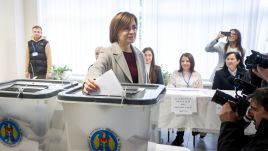 President of Moldova Maia Sandu casts her ballot at polling stations in Chișinău, Moldova, October 10, 2024. Photo: PAP/EPA/DUMITRU DORU  