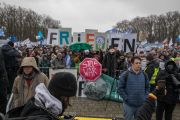 Митинг под названием «Восстание за мир» против поставок оружия в Украину у Бранденбургских ворот в Берлине. Германия, 25 февраля 2023 года. Фото: Michael Kuenne / Zuma Press / Forum