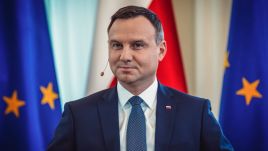 W czwartek późnym wieczorem Sejm głosami PiS, Konfederacji i Kukiz'15 wyraził zgodę na przedłużenie stanu wyjątkowego (fot. Shutterstock/Fotokon2)