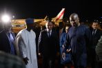 Prezydent RP Andrzej Duda (3L) oraz prezydent Federalnej Republiki Nigerii Muhammadu Buhari (2L) podczas powitania na lotnisku w Abudży (fot. PAP/Leszek Szymański)