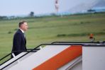 Prezydent RP Andrzej Duda wsiada do samolotu na lotnisku w Abudży; udaje się do Wybrzeża Kości Słoniowej (fot. PAP/Leszek Szymański)