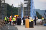 Premier Mateusz Morawiecki (C) i poseł PiS Arkadiusz Mularczyk (C-P) podczas konferencji prasowej w trakcie wizyty na budowie mostu w Kurowie (fot. PAP/Łukasz Gągulski)