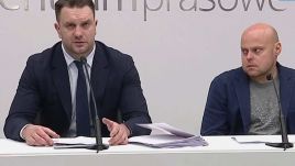 Poseł Łukasz Mejza (L) podczas konferencji prasowej (fot. TVP)