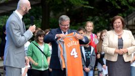 Prezydent szczególnie podziękował koszykarzowi Marcinowi Gortatowi  (fot. PAP/Jacek Turczyk)