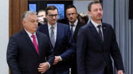 Premier Mateusz Morawiecki (2L), premier Węgier Viktor Orban (L) i premier Słowacji Eduard Heger (P) w drodze na konferencję prasową po spotkaniu szefów rządów V4 w Budapeszcie (fot. PAP/Leszek Szymański)
