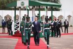 Ceremonia powitania prezydenta Andrzeja Dudy na dziedzińcu Pałacu Prezydenckiego w Abudży (fot. PAP/Leszek Szymański)