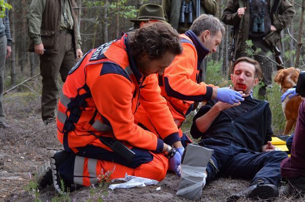 Tymczasem doktor Banach zauważy, że jego pacjent nie tylko został ranny w nogę, ale ma także objawy zatrucia. - Stan zapalny rogówki, spuchnięcie... Czy miał pan może kontakt z jakąś substancją toksyczną?