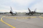 Samoloty F-22 Raptor (P) i F-16 (L) w 32. Bazie Lotnictwa Taktycznego w Łasku (fot. PAP/Roman Zawistowski)