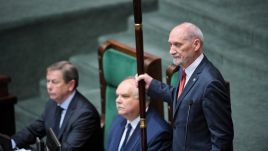 Marszałek senior Sejmu Antoni Macierewicz na sali sejmowej (fot. PAP/Radek Pietruszka)